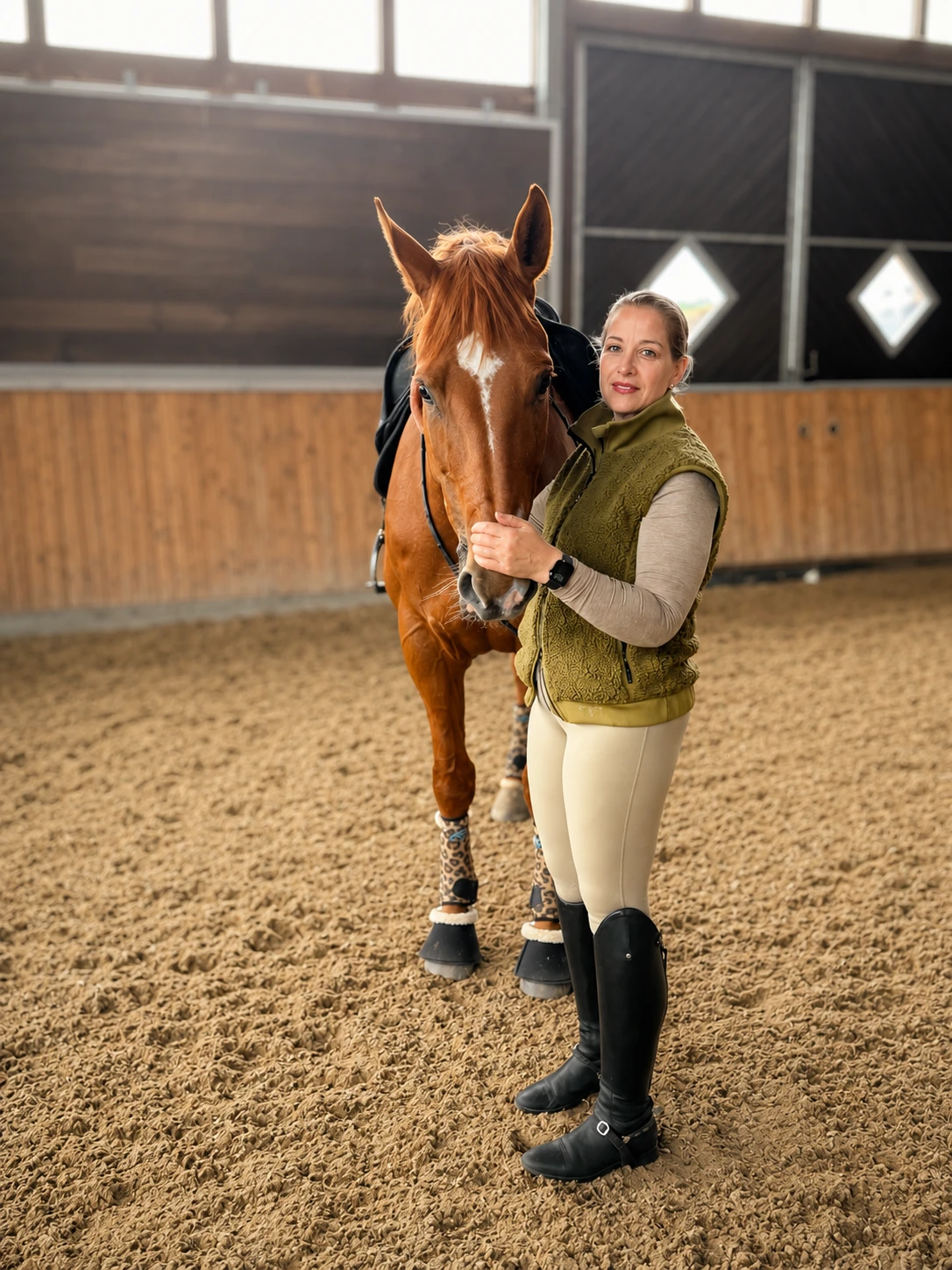 Diana Haus mit ihrem Pferd in der Reithalle